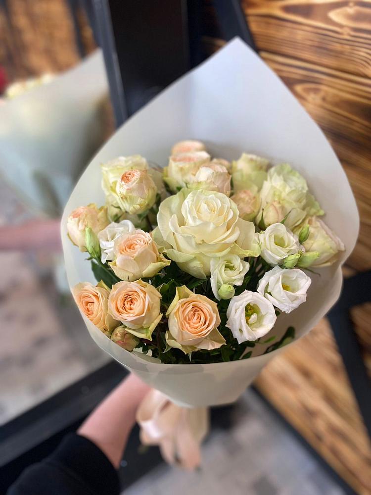 Букет цветов из: Розы и Лизиантусы в Большое Буньково